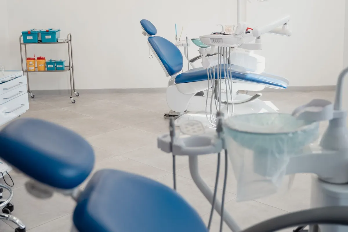 Salle de soins avec fauteuils bleus (image d'illustration)