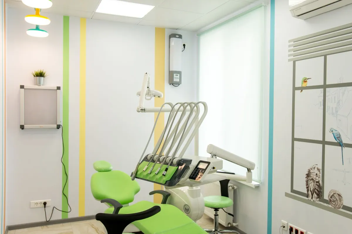 Salle de soins avec fauteuil vert et fenêtre (image d'illustration)
