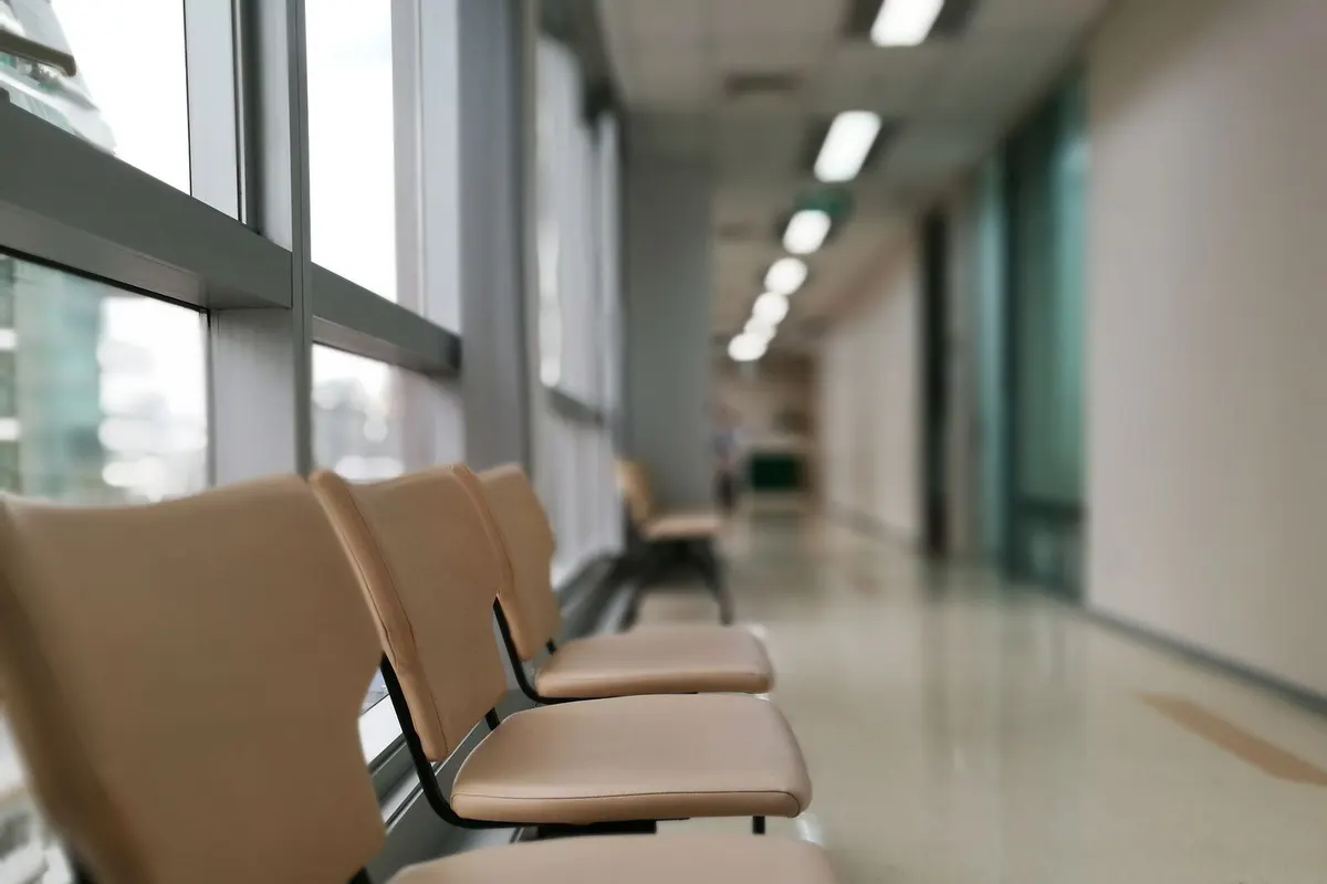 Salle d'attente avec chaises près de la fenêtre (image d'illustration)